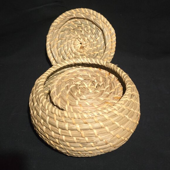 Nesting Sweetgrass Covered Bowls X3 - 7 1/2x4 1/4" // 5 3/4"x3" // 4"x2 1/8" - Picture 4 of 7